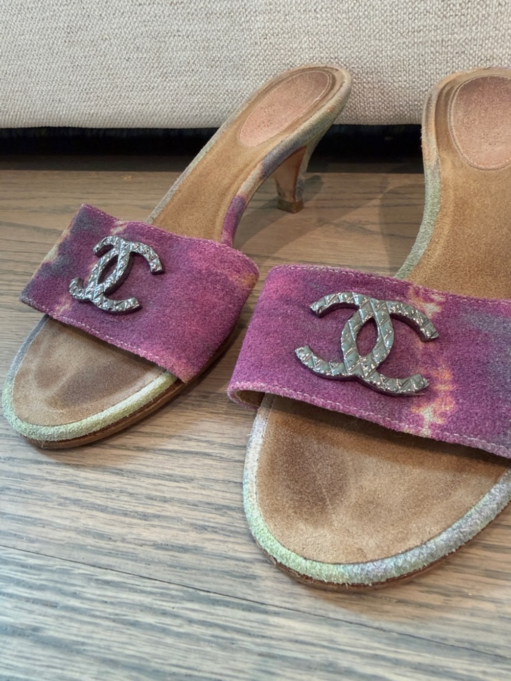 Chanel Purple Tie-Dye Suede Slide Sandals with Crystal CC - Picture 13 of 13